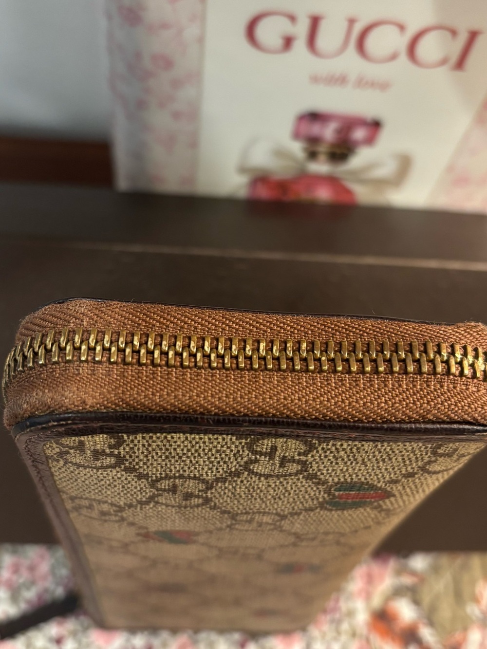 Gucci Beige GG Canvas Zip Wallet with Green and Red Heart Motifs. - Picture 5 of 14